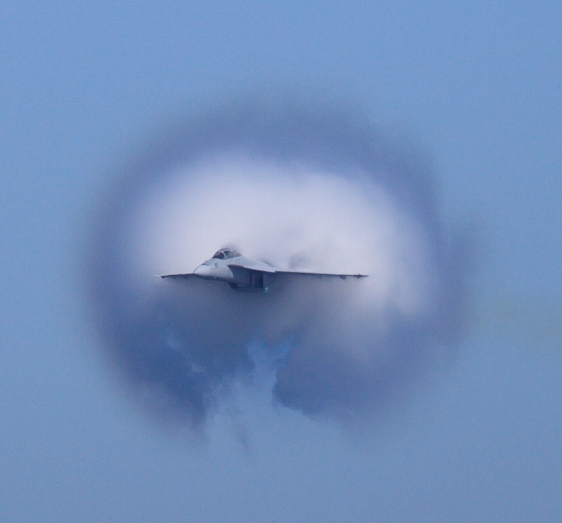 Illustration for article titled Incredible photo of an F-18 zooming through the Golden Gate bridge
